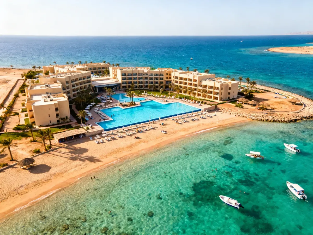 Resort nad Morzem Czerwonym w Hurghadzie z basenem i plażą