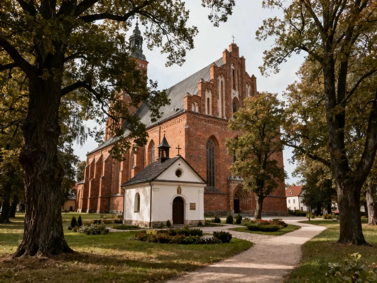 Teren sanktuarium w Gietrzwałdzie z bazyliką i Kapliczką Objawień