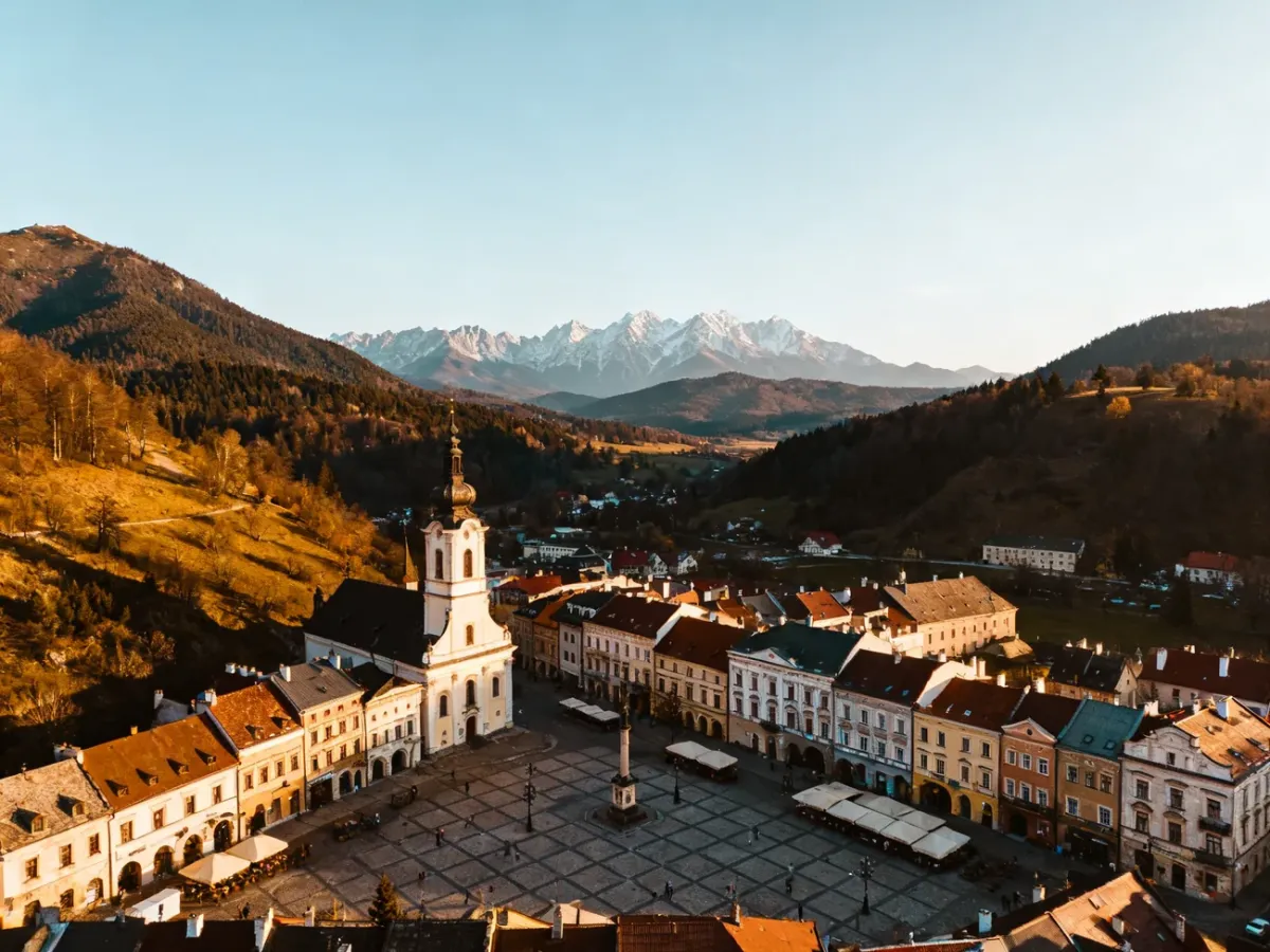 Panorama Nowego Targu z historycznym centrum i górskim krajobrazem