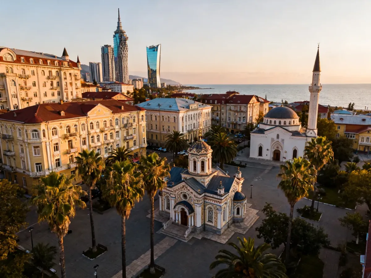 Zabytkowa starówka Batumi z palmami i nowoczesnymi wieżowcami w tle