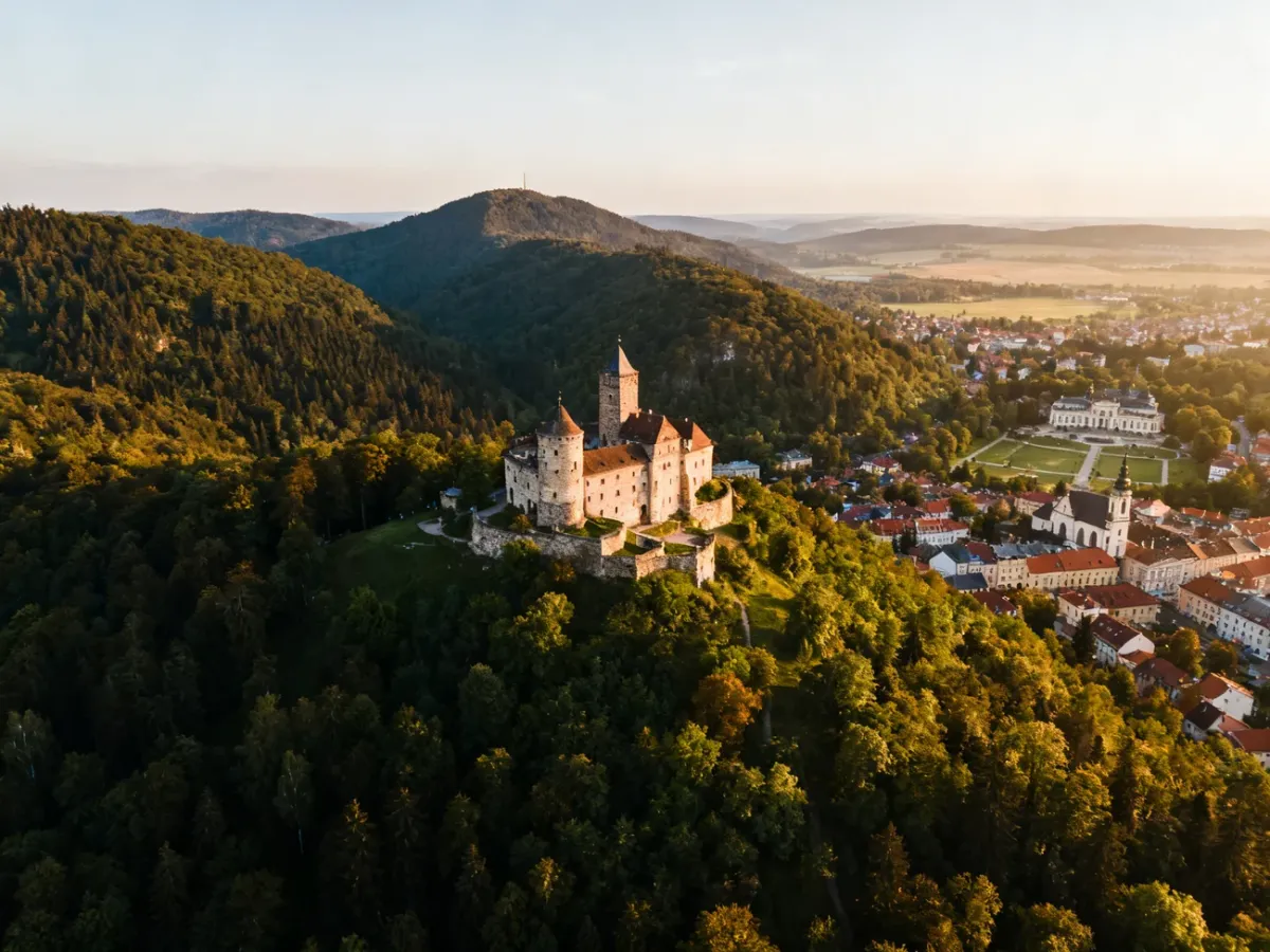 Panorama Dolnego Śląska z górami, zamkiem i zabytkowym miastem