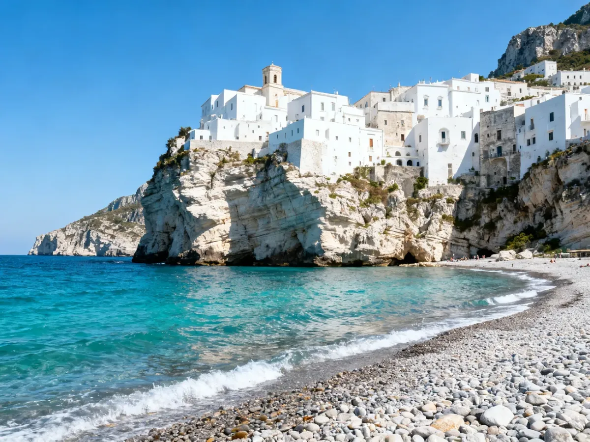 Panorama Polignano a Mare z białą zabudową na klifach i zatoką Lama Monachile