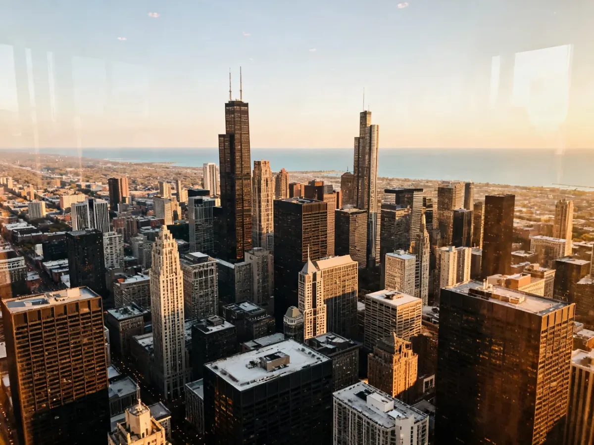 Panorama centrum Chicago z wieżowcami i jeziorem Michigan