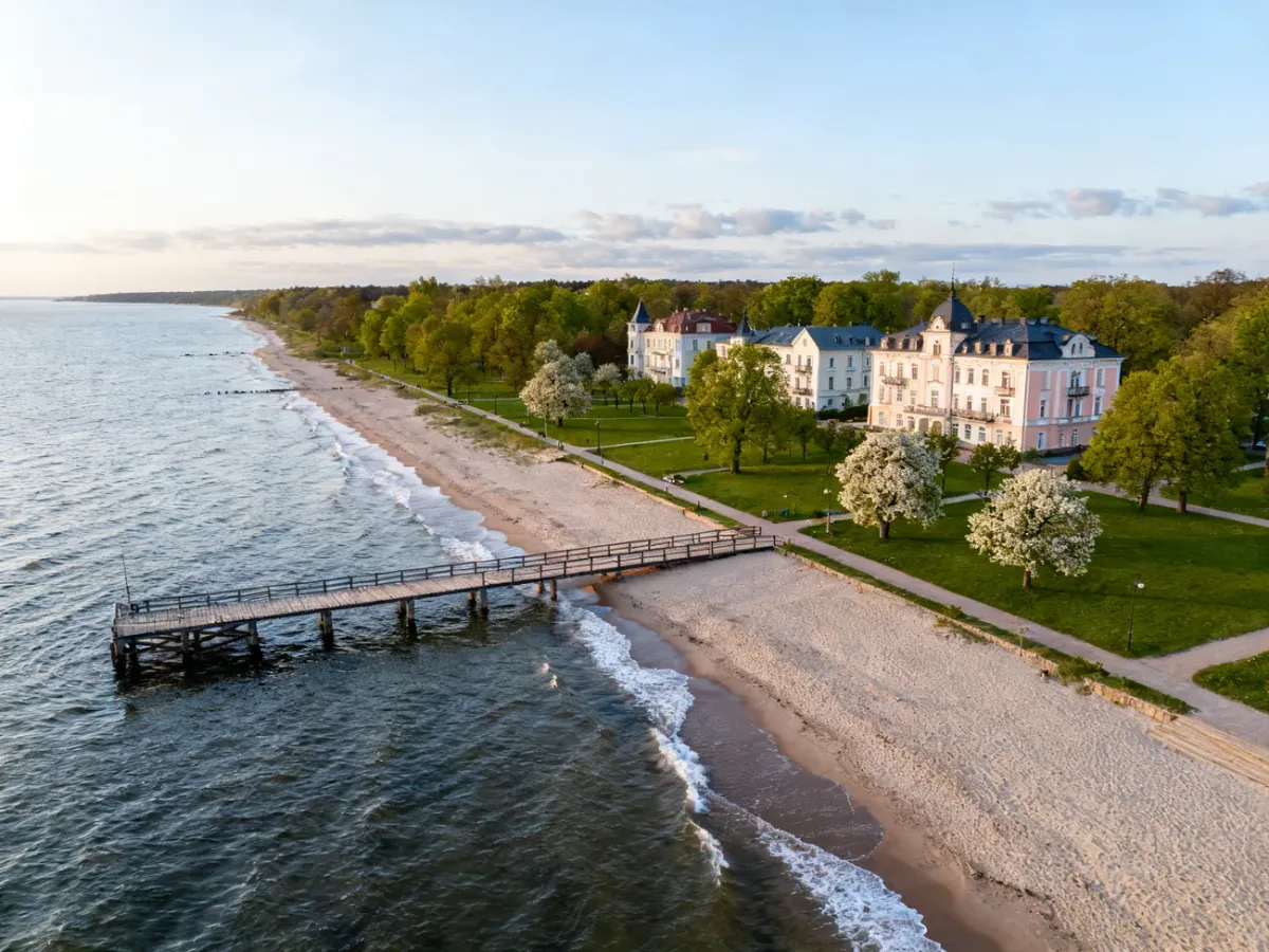 Panorama Sopotu z molo, plażą, zabytkowymi willami i zielenią