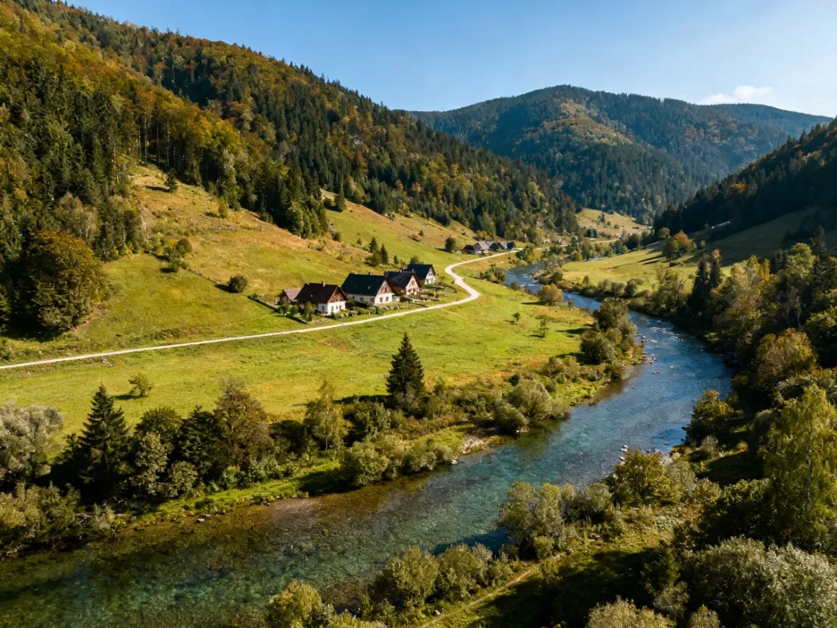 Panorama Wisły wśród zalesionych gór Beskidu Śląskiego