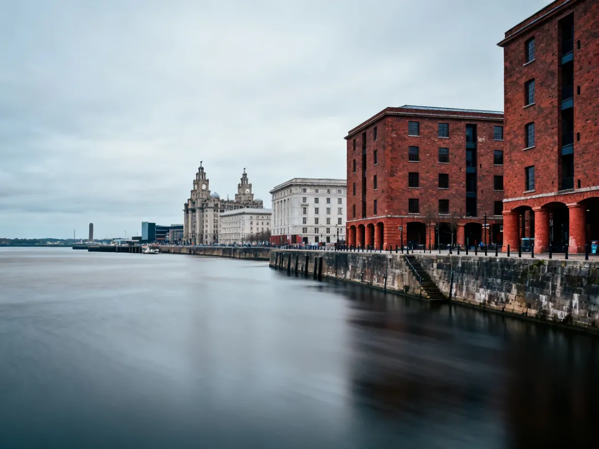 Nabrzeże Liverpoolu z Royal Albert Dock i zabytkową architekturą portową