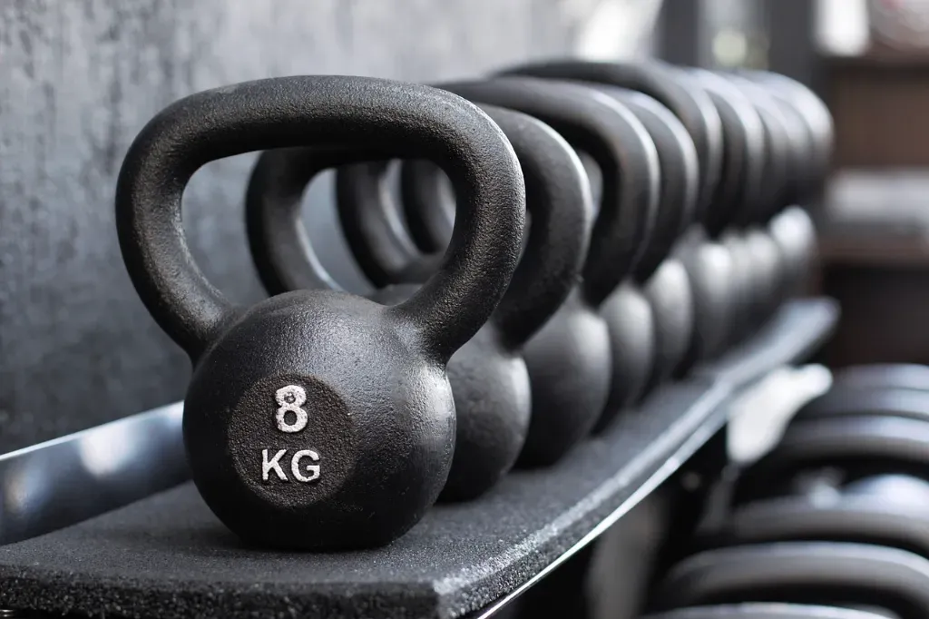 Jak ćwiczyć z kettlebell