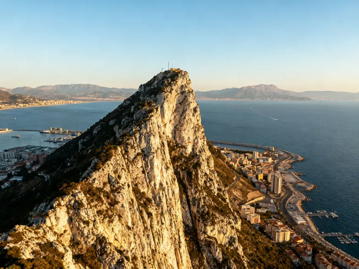 Skała Gibraltarska górująca nad miastem i Morzem Śródziemnym
