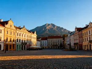 Budynek Parlamentu Węgierskiego w Budapeszcie o zachodzie słońca, odbijający się w wodach Dunaju.