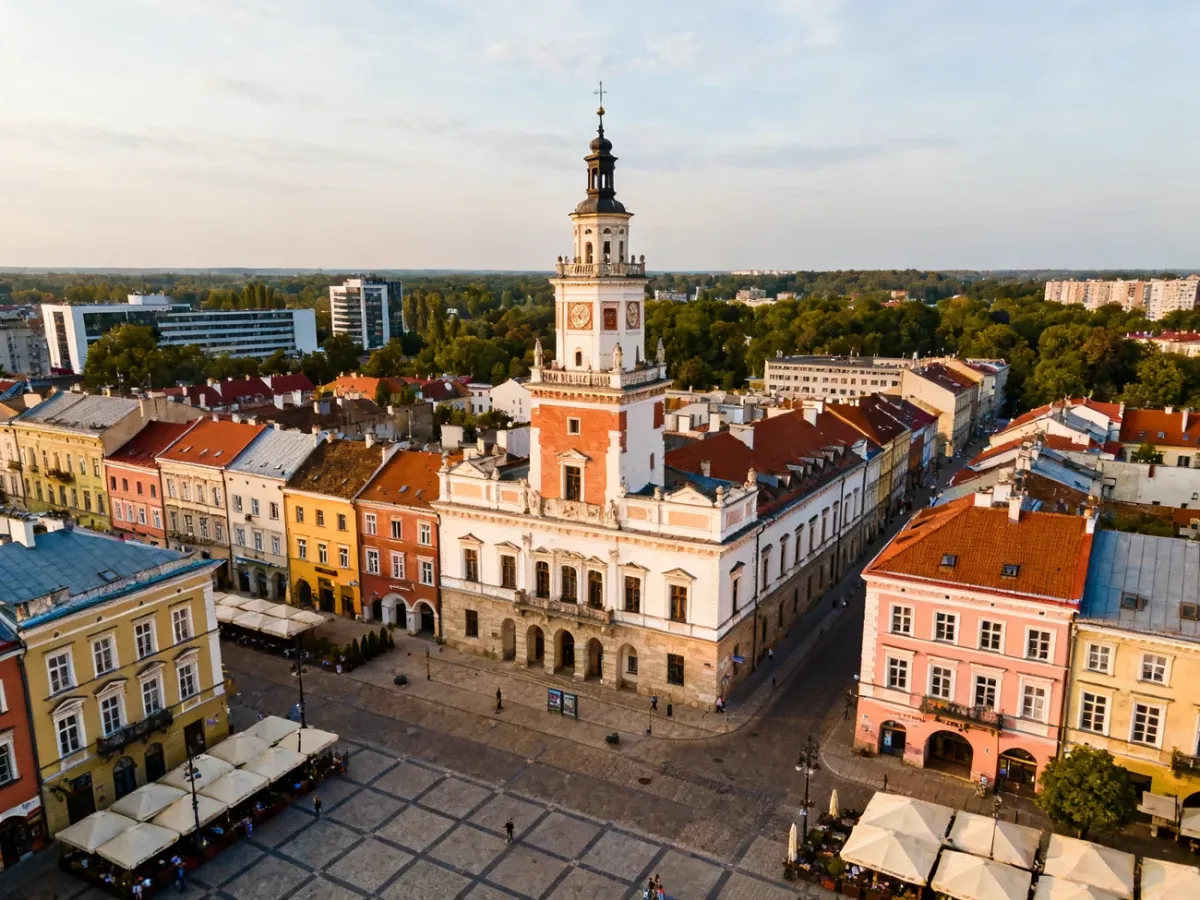 Widok na rynek w Rzeszowie z zabytkowymi kamienicami i ratuszem