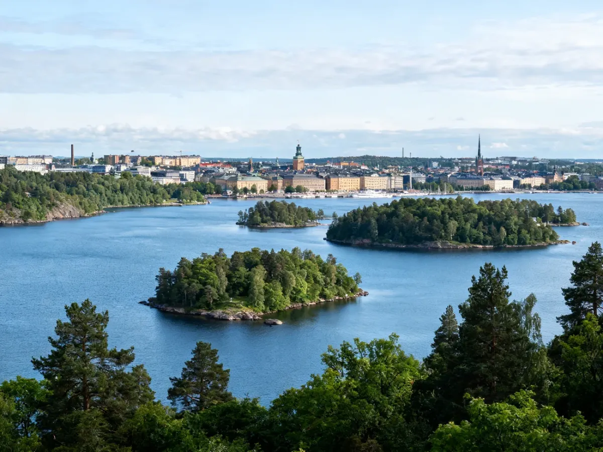 Panorama Szwecji łącząca nadbrzeżny Sztokholm, wyspy i zielone lasy