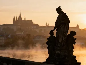 Starożytny rzymski amfiteatr w Puli na tle turkusowego Adriatyku w promieniach zachodzącego słońca.
