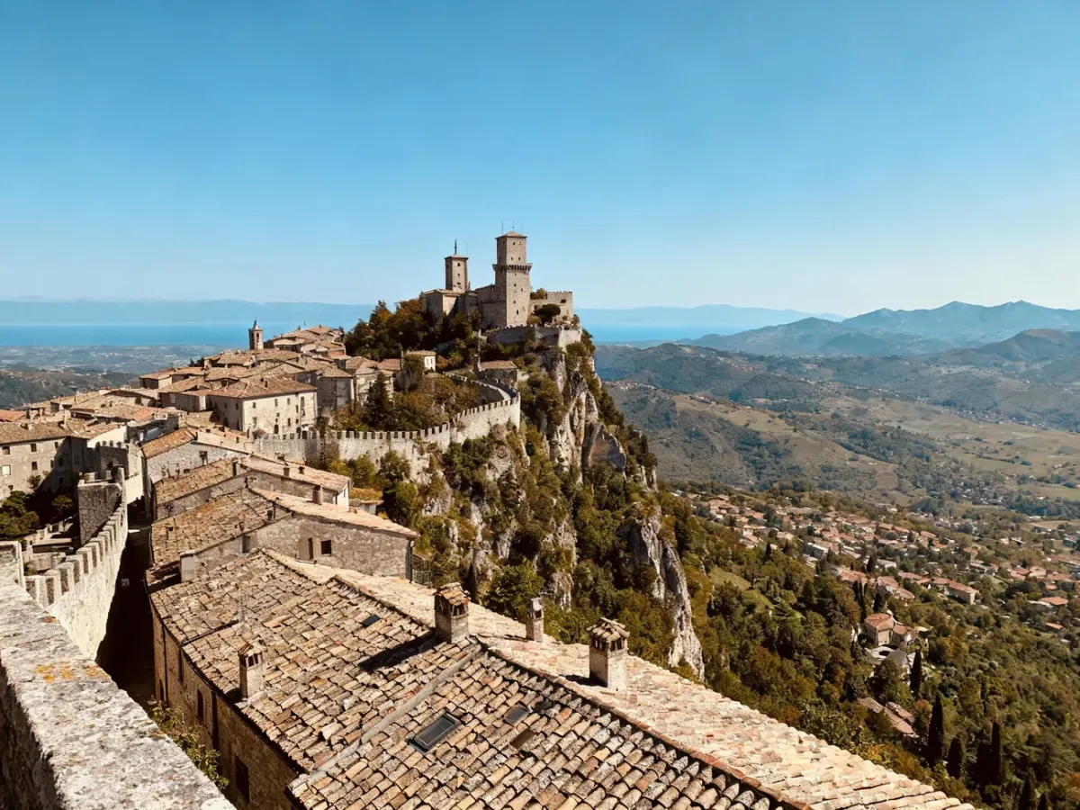Panorama średniowiecznego centrum San Marino na zboczach Monte Titano