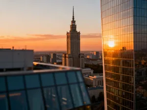 Ruiny Zamku Królewskiego w Nowym Sączu na tle malowniczych wzgórz Beskidu Sądeckiego w świetle zachodzącego słońca.