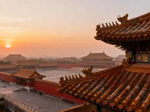 Widok na Stary Port w Marsylii o zachodzie słońca z zacumowanymi łodziami i bazyliką Notre-Dame de la Garde w tle.