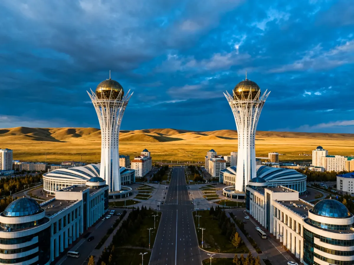 Futurystyczna Astana na tle rozległego kazachskiego stepu