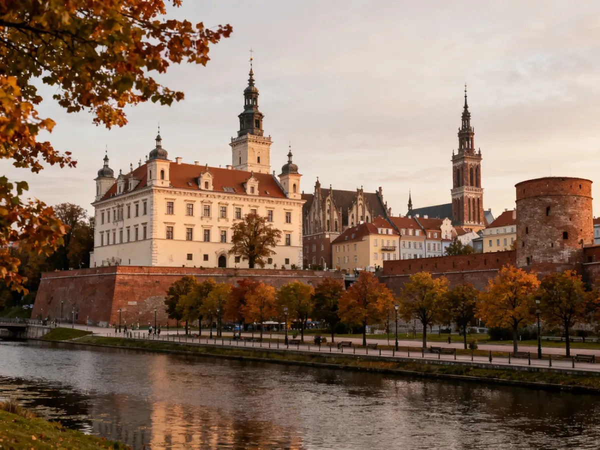 Panorama zabytkowego centrum Słupska z zamkiem, ratuszem i rzeką Słupią