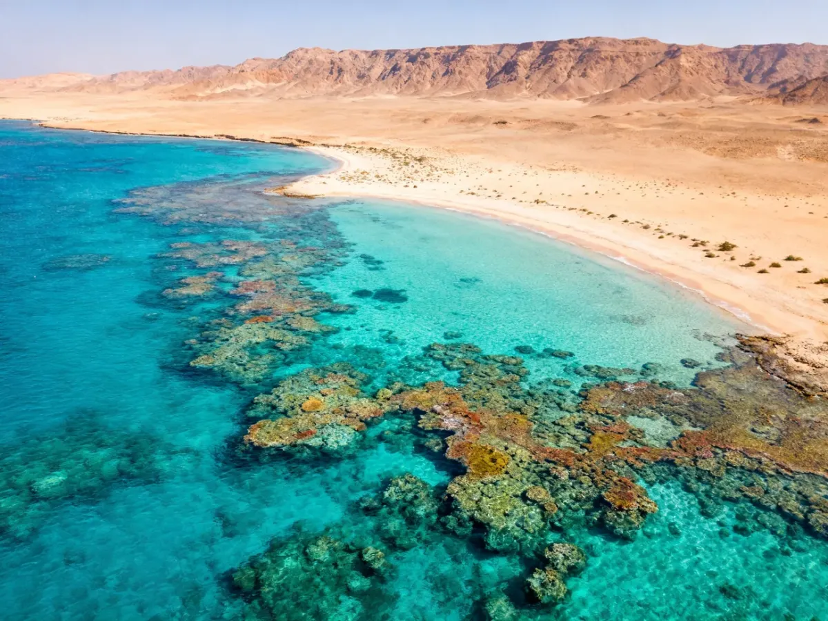 Widok wybrzeża Marsa Alam z turkusowym Morzem Czerwonym i pustynnymi górami