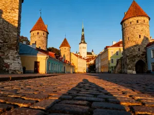 Majestatyczne ruiny starożytnej Biblioteki Aleksandryjskiej na tle zachodzącego słońca i turkusowego Morza Śródziemnego.