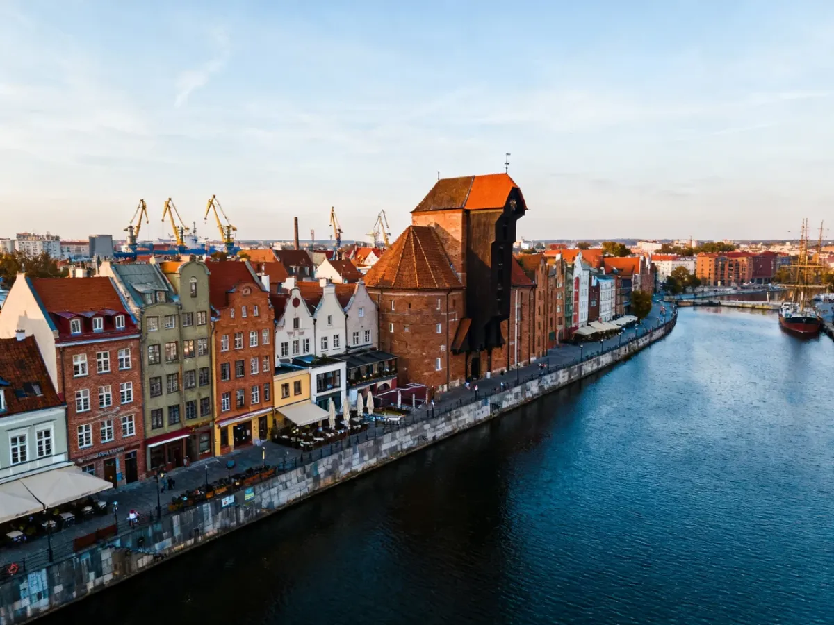 Panorama Gdańska z zabytkowym centrum, Motławą i dźwigami stoczniowymi