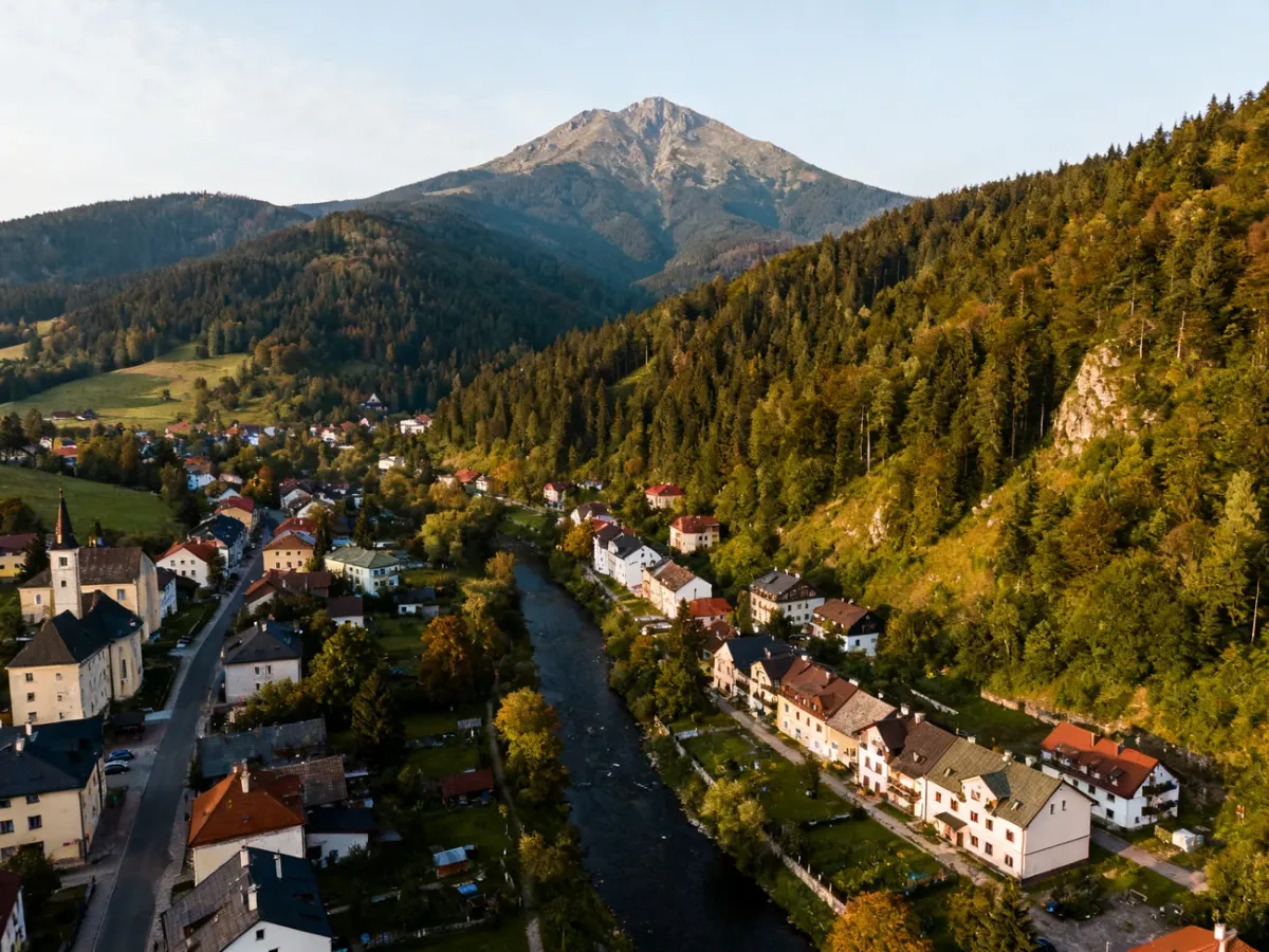 Panorama Szczyrku w dolinie Żylicy otoczonej beskidzkimi górami