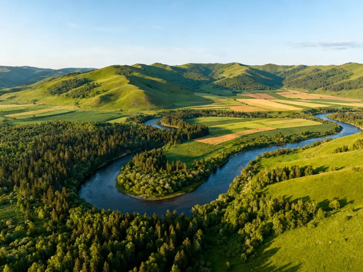 Panorama pagórkowatego Roztocza Środkowego z lasami, polami i rzeką
