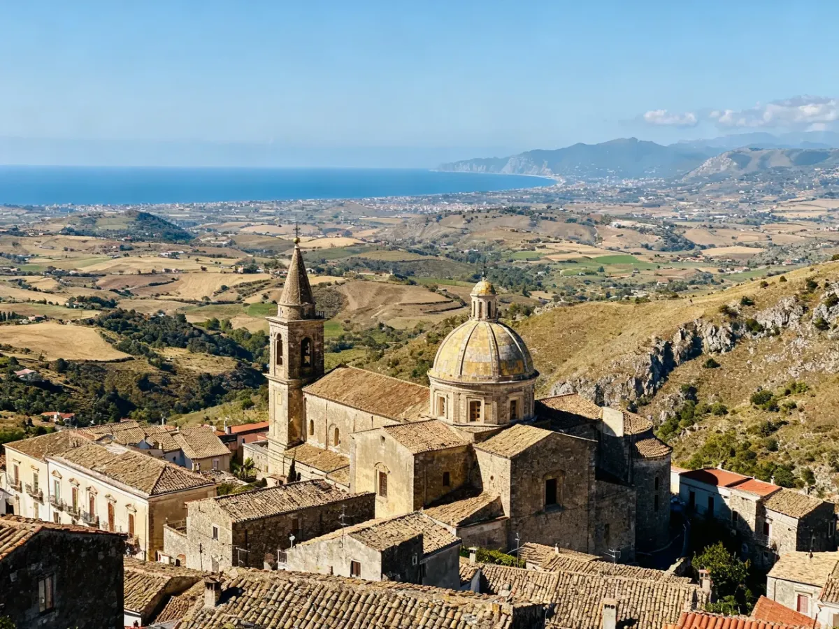 Panorama Lamezii Terme z historycznym Nicastro i wybrzeżem w tle